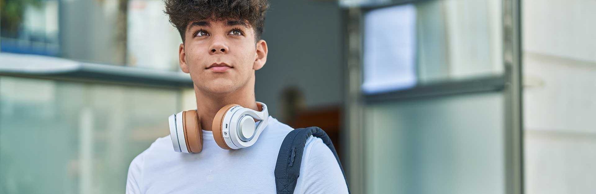 Junger Student mit Kopfhörern