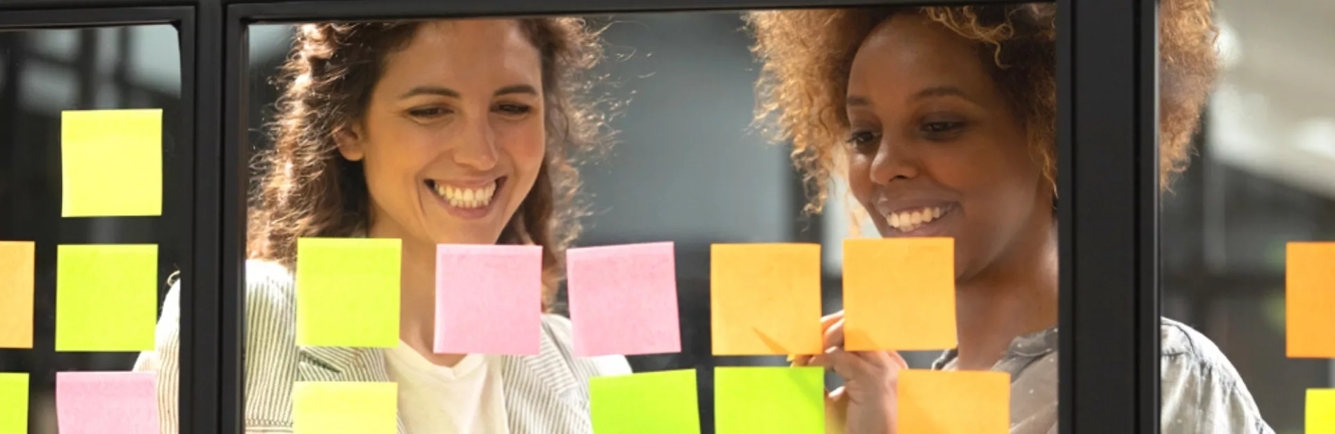 Zwei Frauen beim Brainstormen