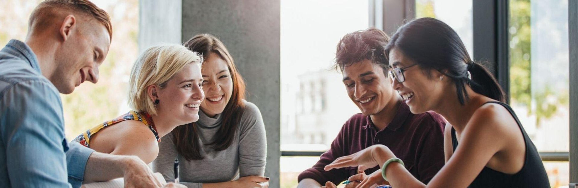 Studentengruppe sitzt an einem Tisch
