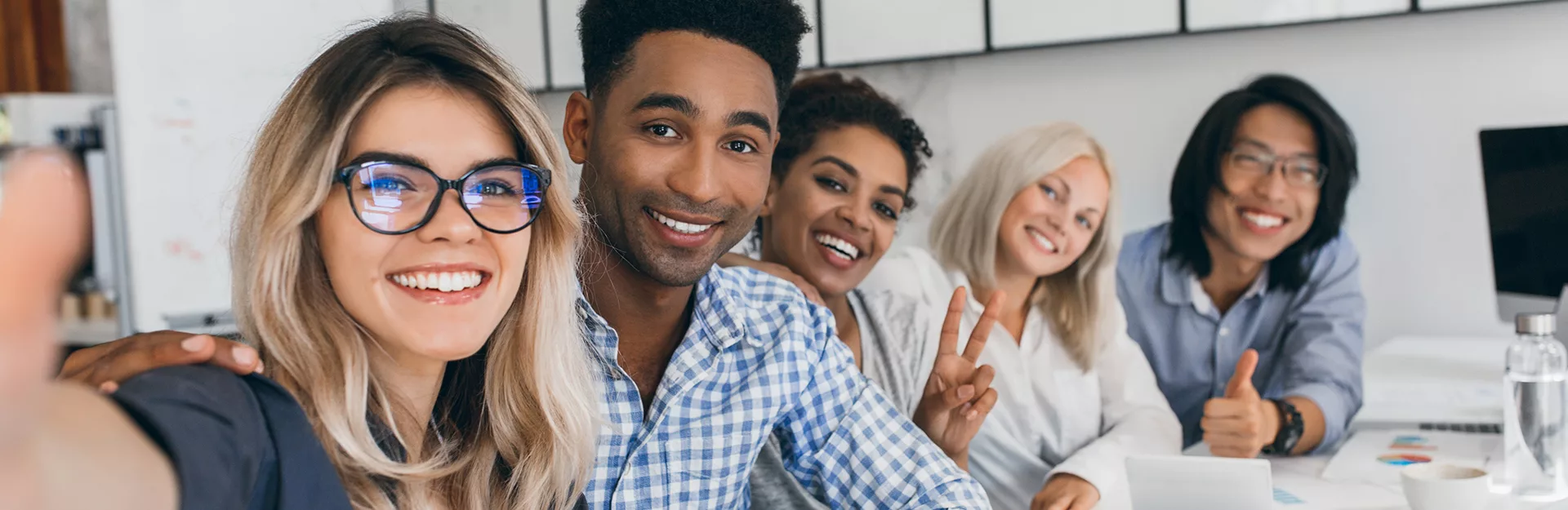 Gruppe Studenten macht ein Selfie