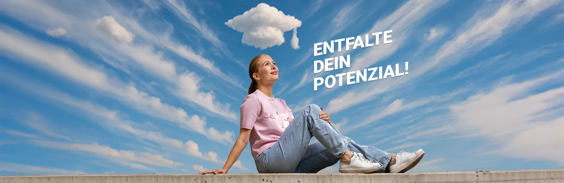 Junge Frau mit Sponsionshut